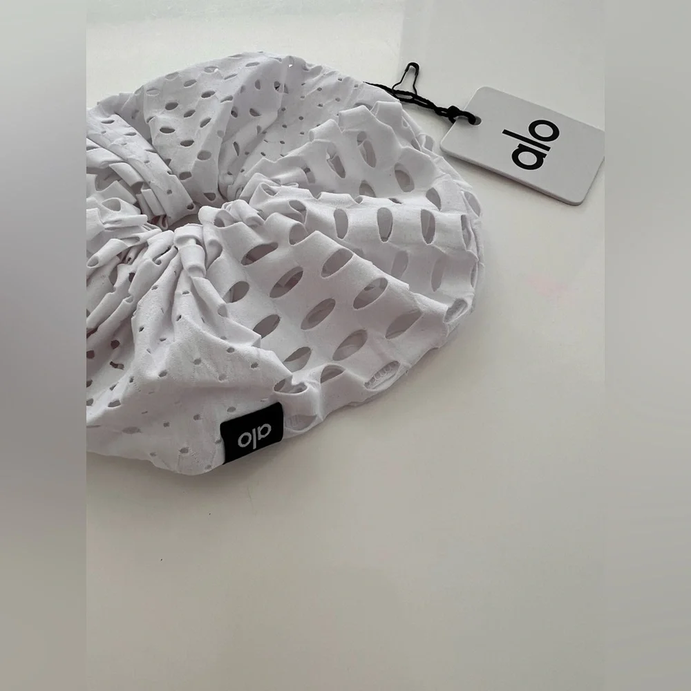 Alo Yoga Mesh Haute Summer Scrunchie – White (One Size) New NWT